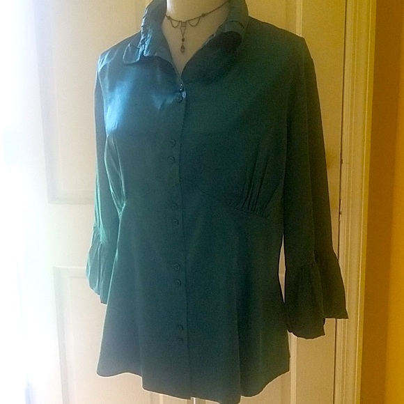 🥀Fabulous Emerald satin blouse - Picture 2 of 8